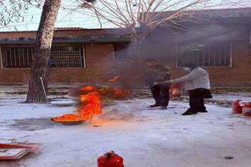 برگزاری کلاس آموزش تئوری و عملی اطفای حریق با همکاری ایستگاه ۴ آتش‌نشانی در مرکز آموزشی درمانی حمایت مادران شهید اکبر آبادی