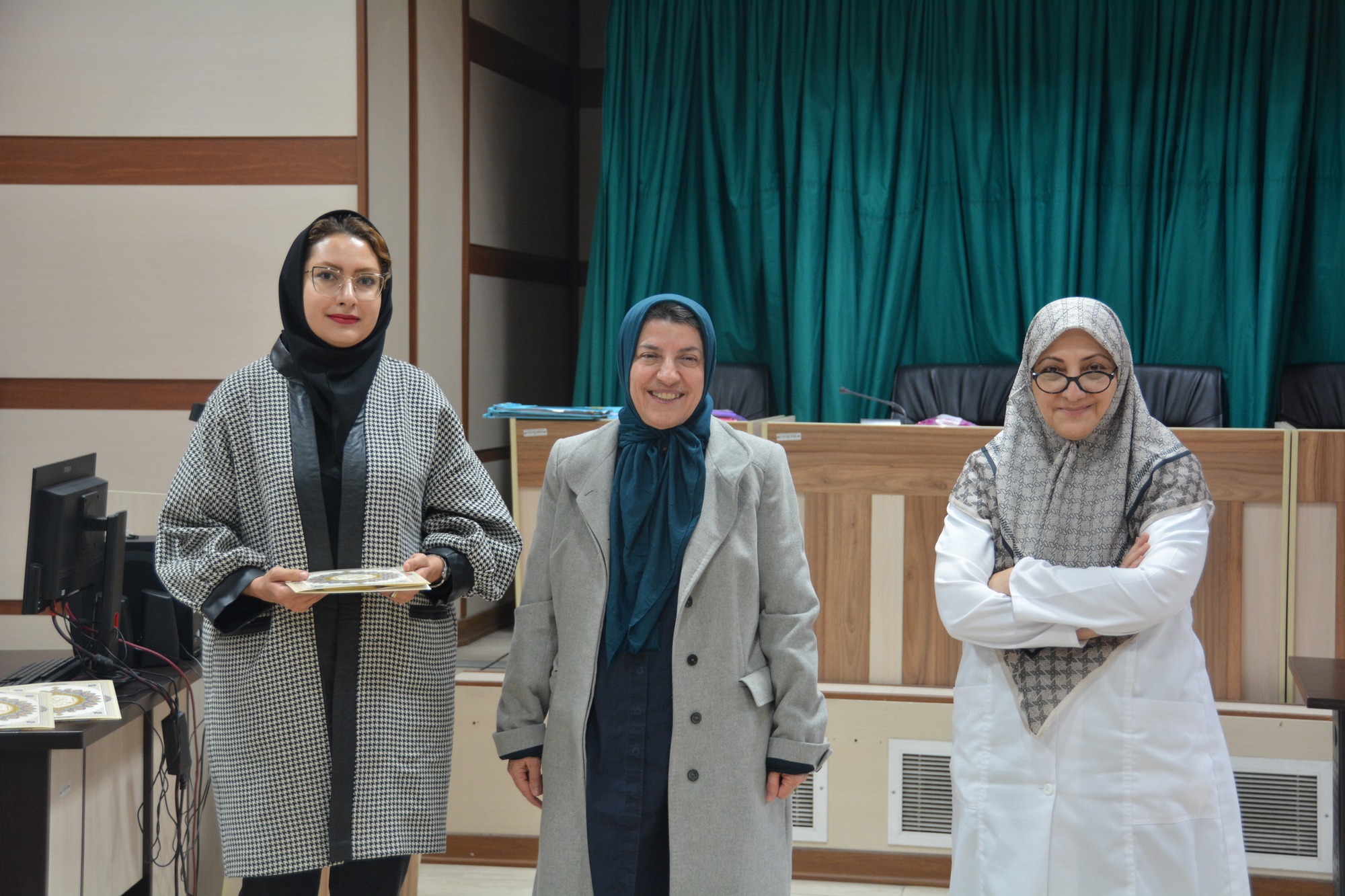 تقدیر از دستیاران نمونه گروه‌های آموزشی کودکان، زنان، بیهوشی و رادیولوژی در مرکز آموزشی درمانی حمایت مادران شهید اکبرآبادی