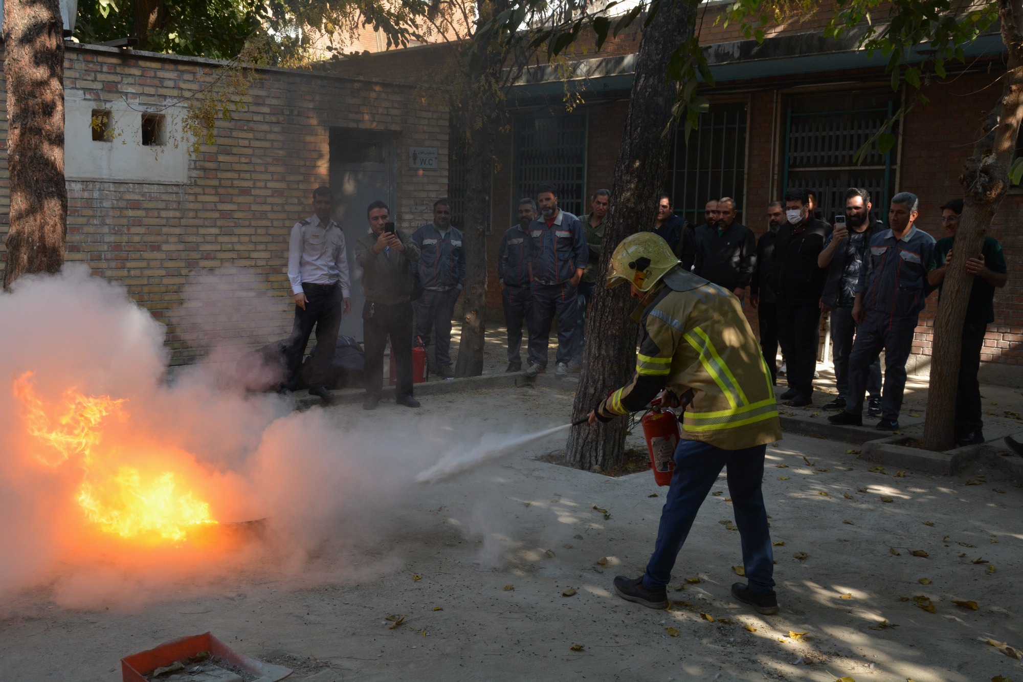 برگزاری کارگاه تئوری و عملی ایمنی حریق در مرکز آموزشی‌درمانی حمایت مادران شهید اکبرآبادی